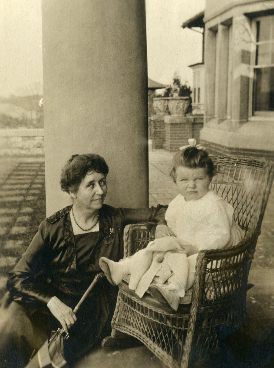 Ellen Scripps Booth with granddaughter Elizabeth Wallace at Cranbrook House
