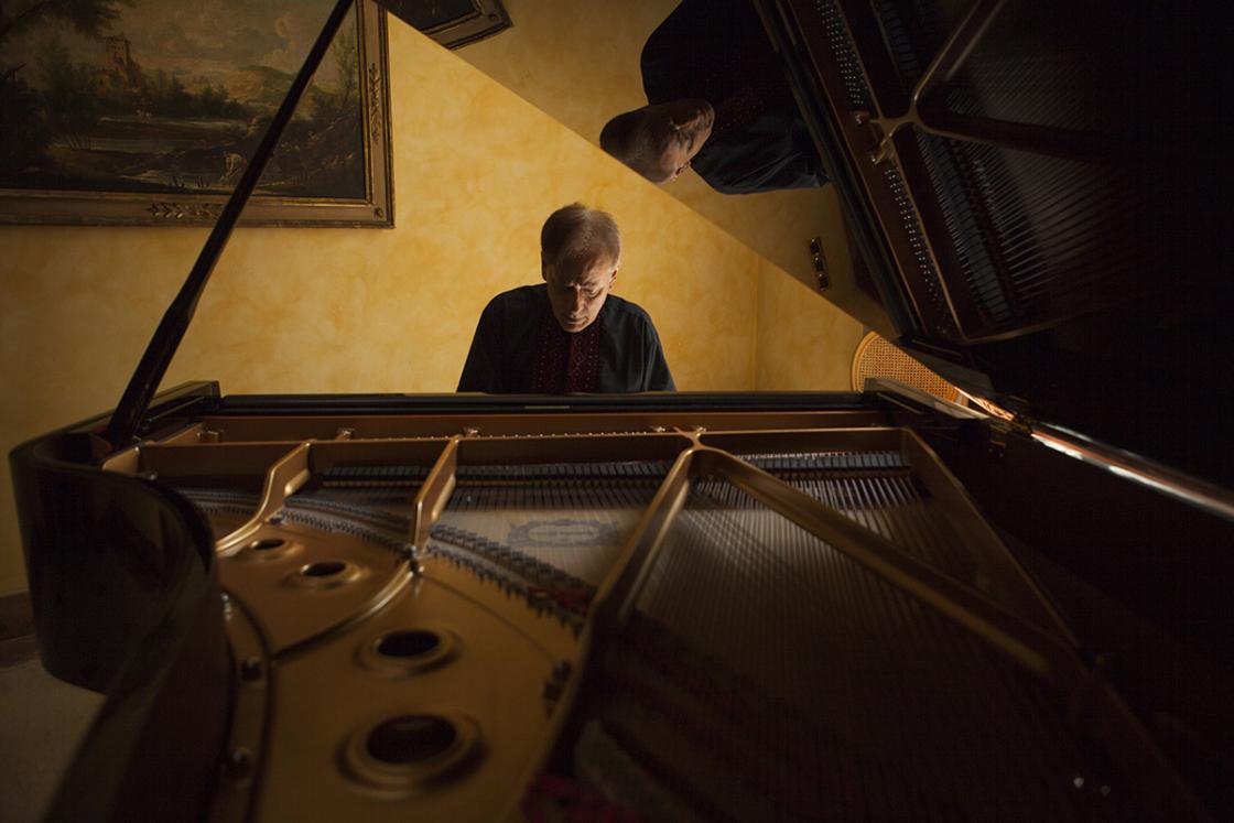 Photograph of Arthur Greene playing the piano.