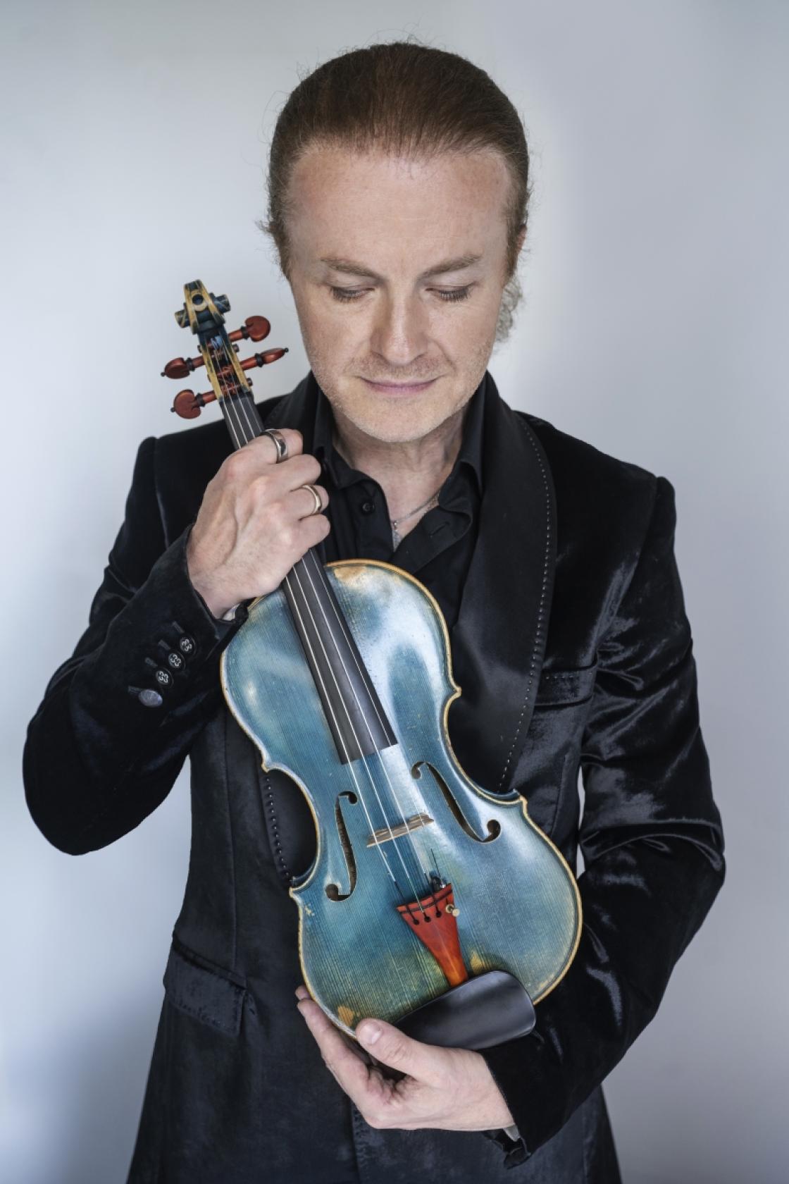 Photo of Pavel Sprocl and his blue violin