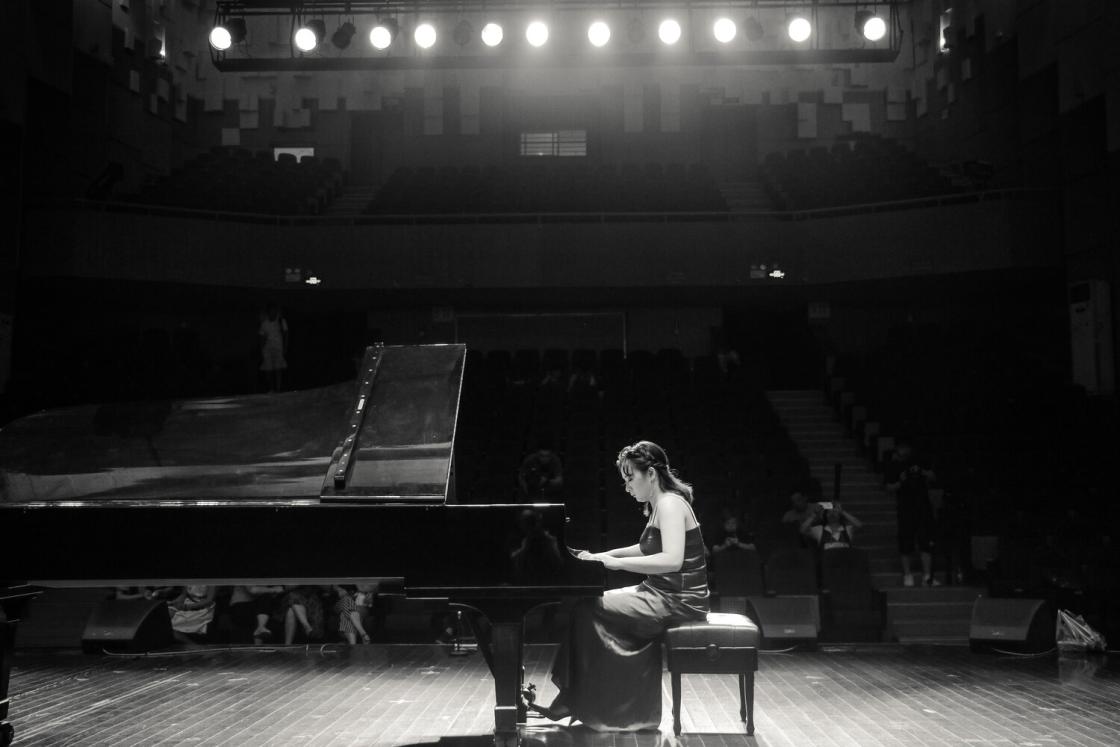 Photo of Hanbo Ma playing piano